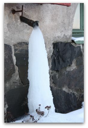 stop pipes freezing